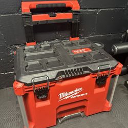 Milwaukee PACKOUT 22” Rolling Tool Box