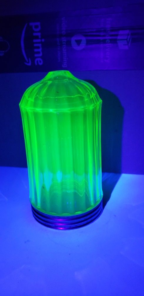 VINTAGE GREEN DEPRESSION GLASS URANIUM PADEN CITY GLASS CO #94 SUGAR SHAKER BULLET STYLE