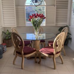 Beautiful Dining Table & 5 Chairs 