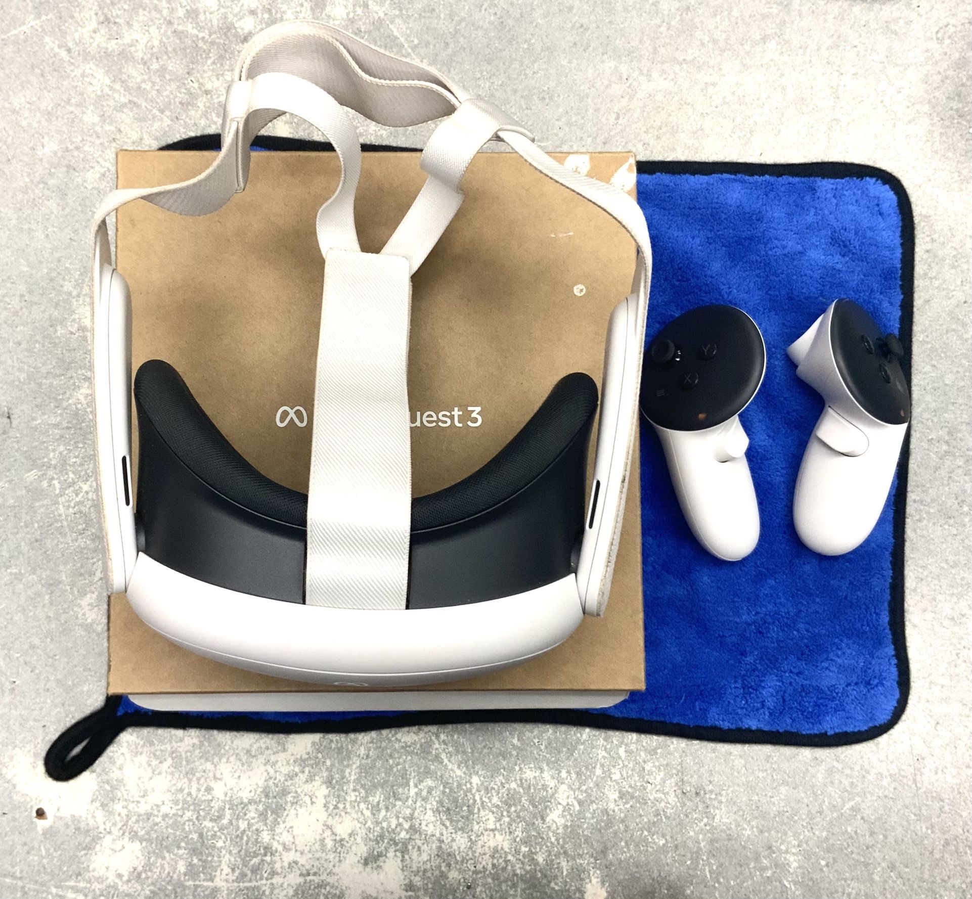 Meta Quest 3 Virtual Reality VR Headset Headband 128 GB Storage Wifi Bluetooth App Joysticks Controllers Strap Internet Browser Standalone Hand Track