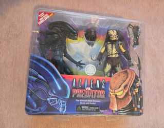 Neca Toys R Us Exclusive Alien Predator 2 Pack Figures