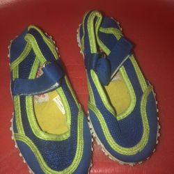 Kidgets Girls Hook And Loop Water Shoes. Size 8C