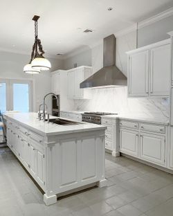 Shaker White / L-shape with Island kitchen at an affordable 