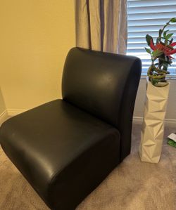 Black  comfortable entry chair