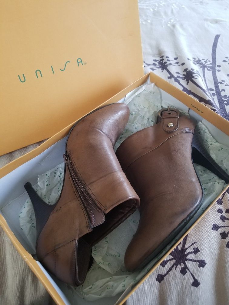 Unisa brown leather booties size 9