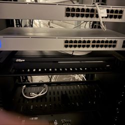 2x UniFi Switch USW-24 PoE
