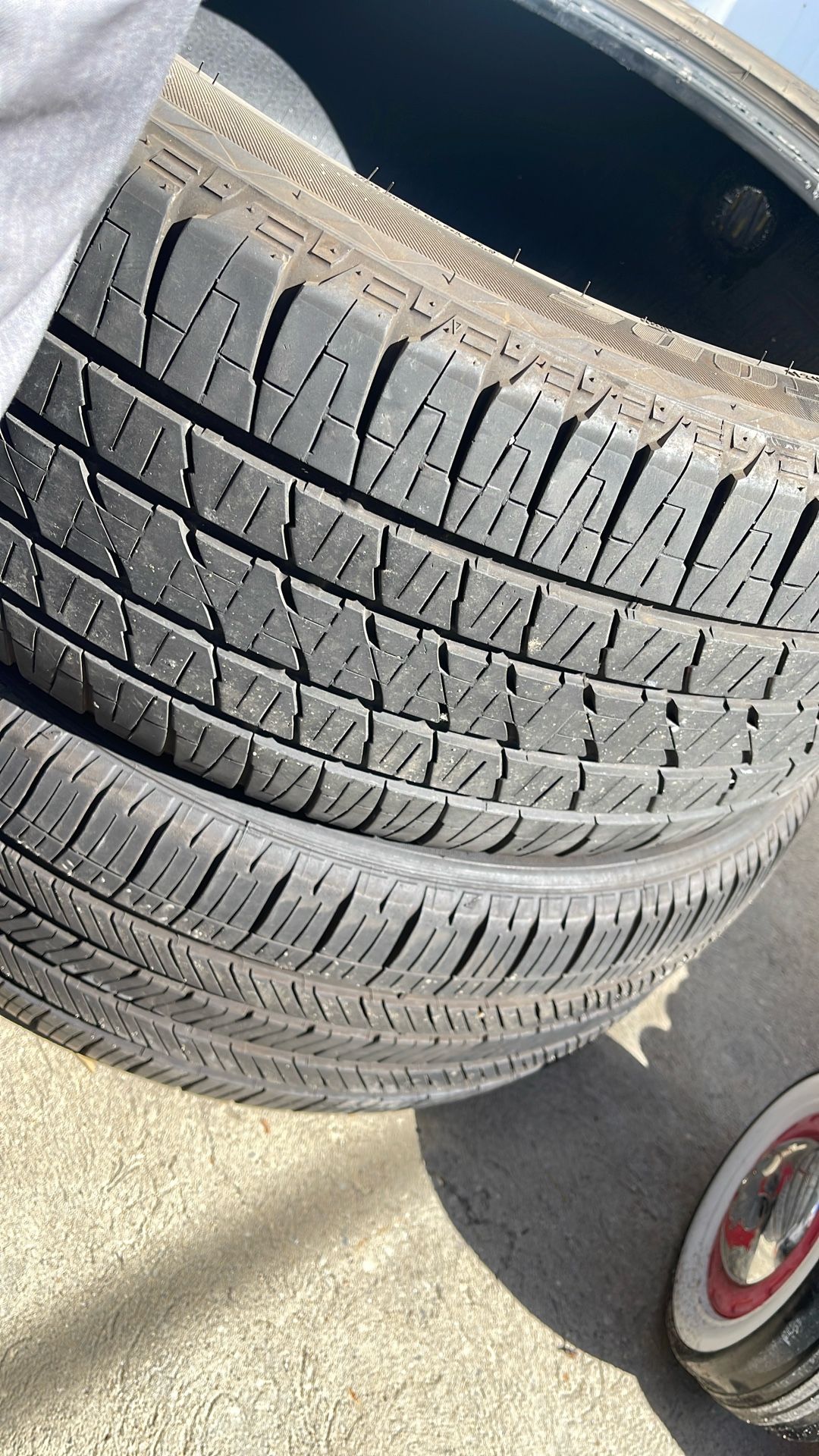 Like new - 22 Inches TIRE - Price For 1 Tire Is $115 Make An Offer