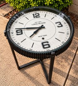 New York Clock Accent Table excellent condition
