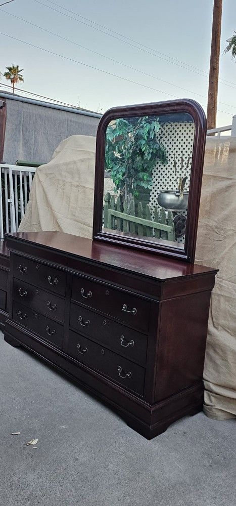 ** Beatiful 8 Drawer Wooden Dresser With Mirror + Nightstand **