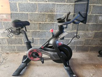 PELETON SPIN BIKE