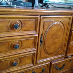 Beautiful Chestnut Dresser!💞💞💞💞💞