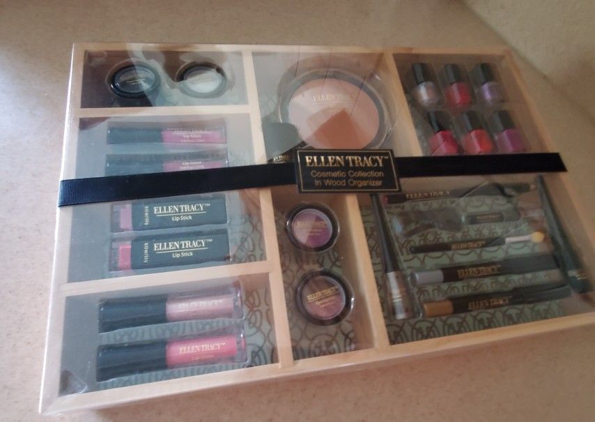 Ellen Tracy Cosmetics In Wood Organizer. New. Deltona 