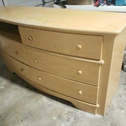 Maple Dresser With Mirror (6 Drawers)