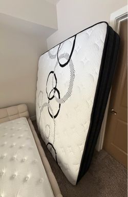 KING SIZE MATTRESS – CLEAN – GREAT CONDITION
