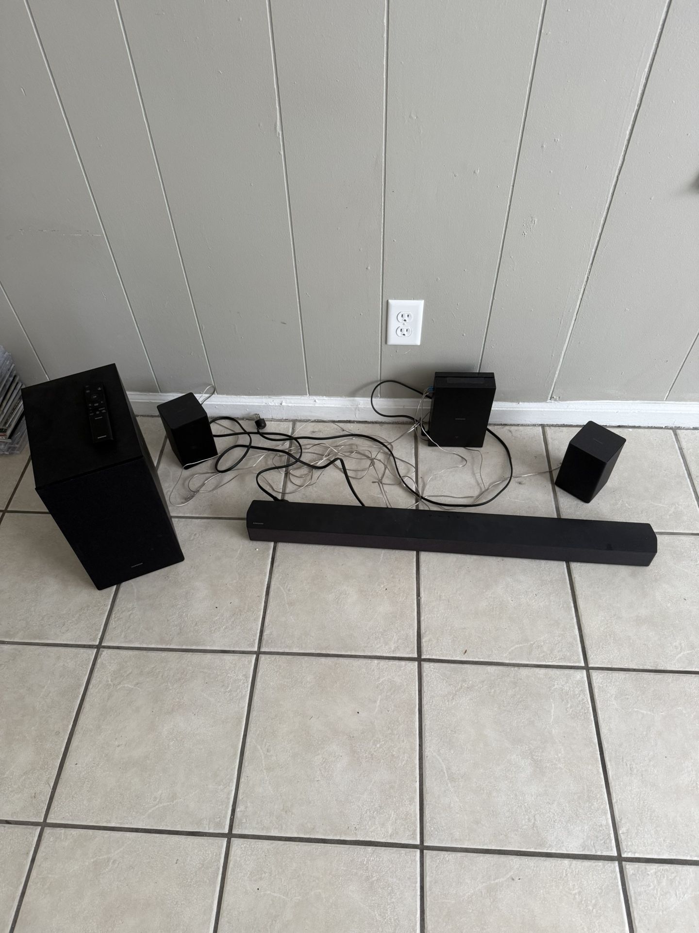Samsung sound bar with sub woofer and two speakers