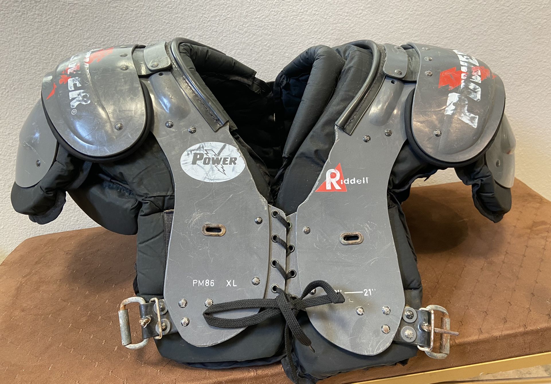 Men’s XL Riddell Skill Shoulder Pads