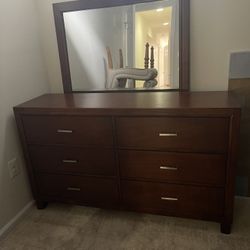 Dresser With Mirror 
