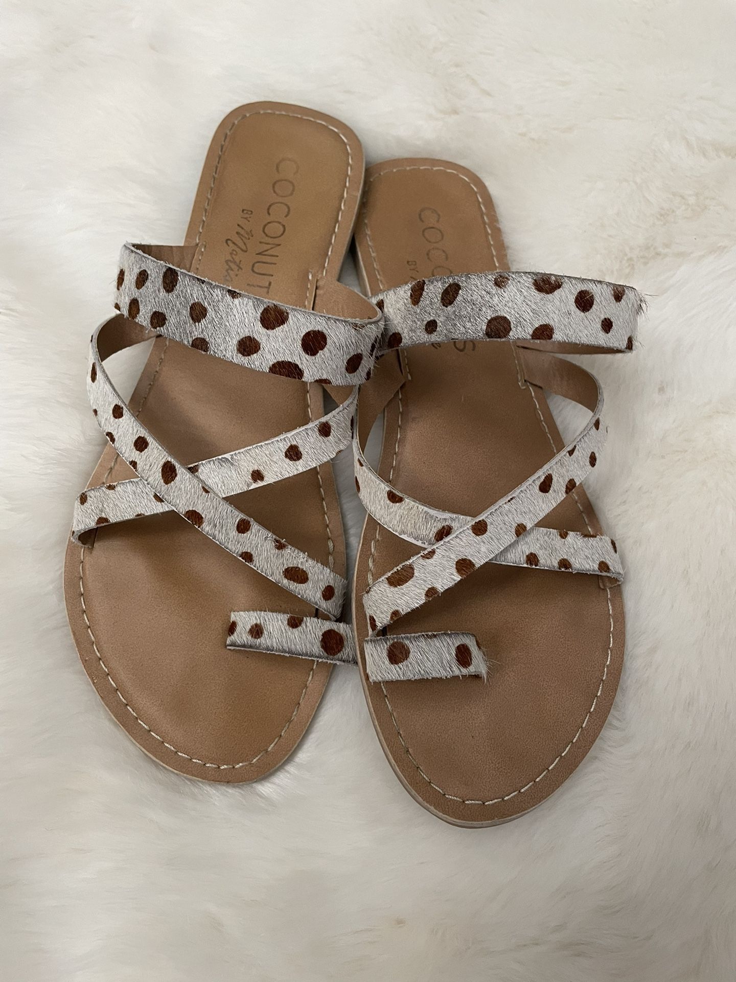 Coconuts by Matisse Catalina white/brown Cow Hair Sandal Size 8