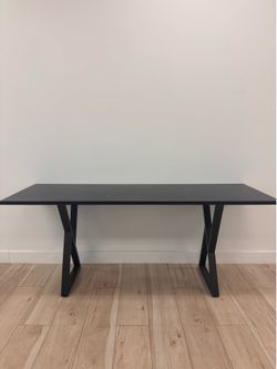 Black Desk