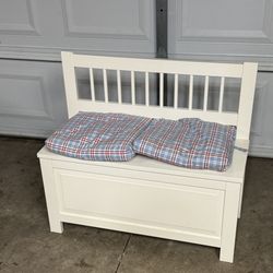 WHITE STORAGE BENCH IN EXCELLENT CONDITION. GREAT TO STORE TOYS, BLANKETS, SHOES ECT.., CLEAN NO SMOKING NO PETS HOME. $60.00 OR BEST OFFER.