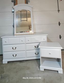 Nice white set of dresser/ TV stand with mirror and night lights in good condition all drawers working, it's in the garage for easy pickup.
L53"*W16"*