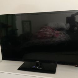 LG 47” Full HD TV + Roku Stick + Remote – Works Great!
