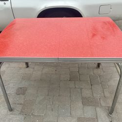 Mid-century modern kitchen, laminate chrome table