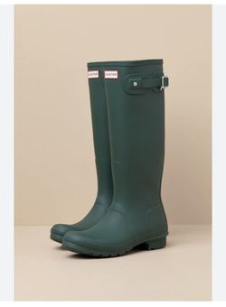 NEW WOMENS HUNTER GREEN BOOTS SIZE 6