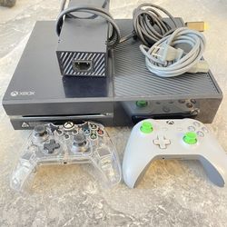 Xbox One W 2 Controllers & Cables
