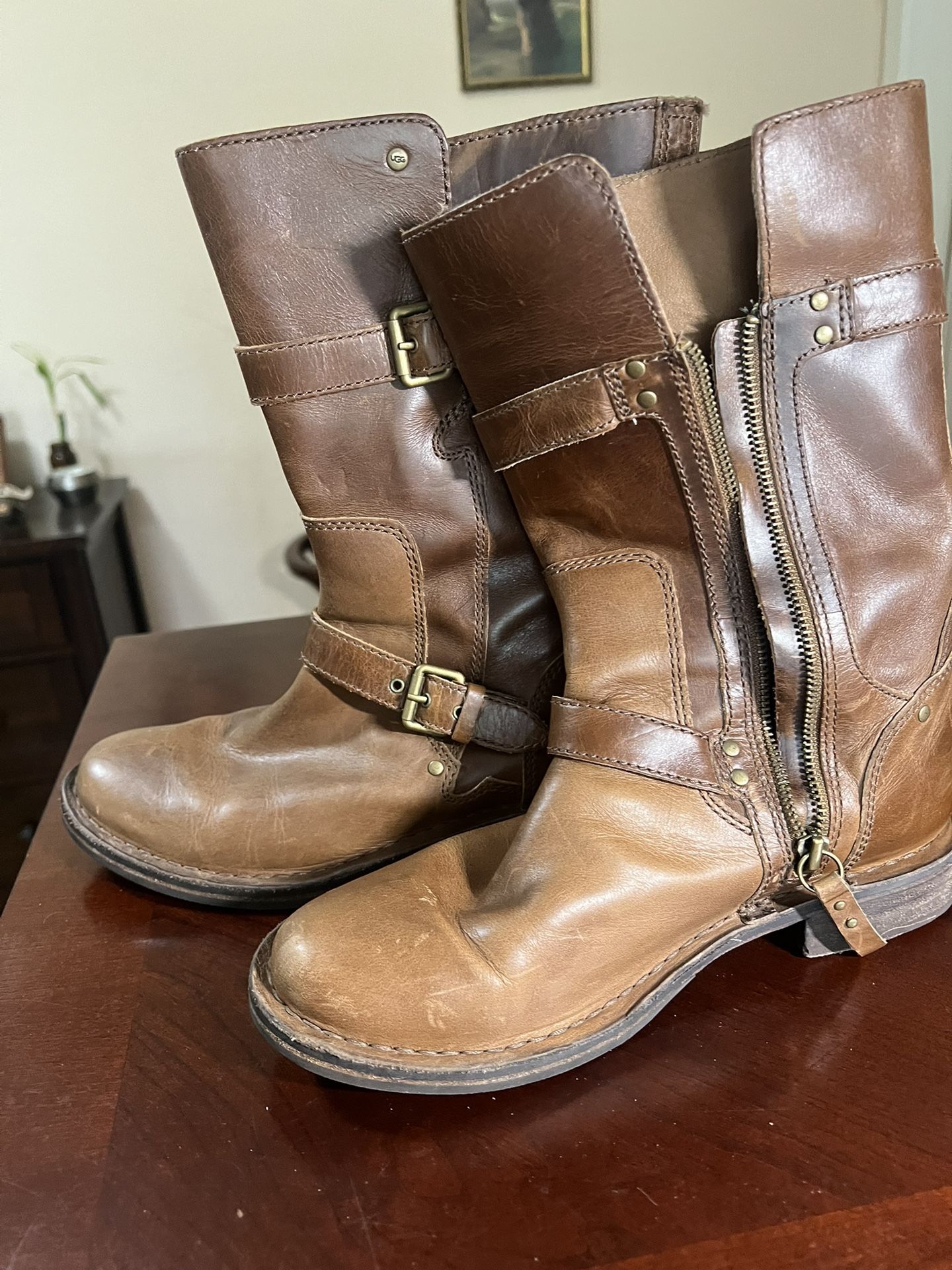 UGG Gillespie Woman’s Size 8