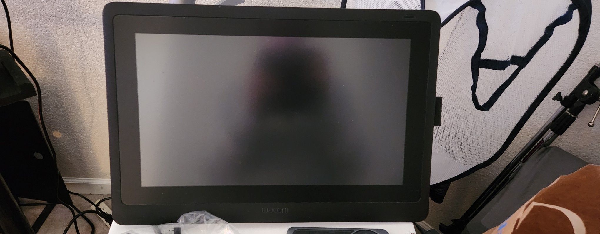 Wacom - Cintiq16 Creative Drawing Tablet 