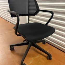 Used Qivi Steelcase chair black fabric