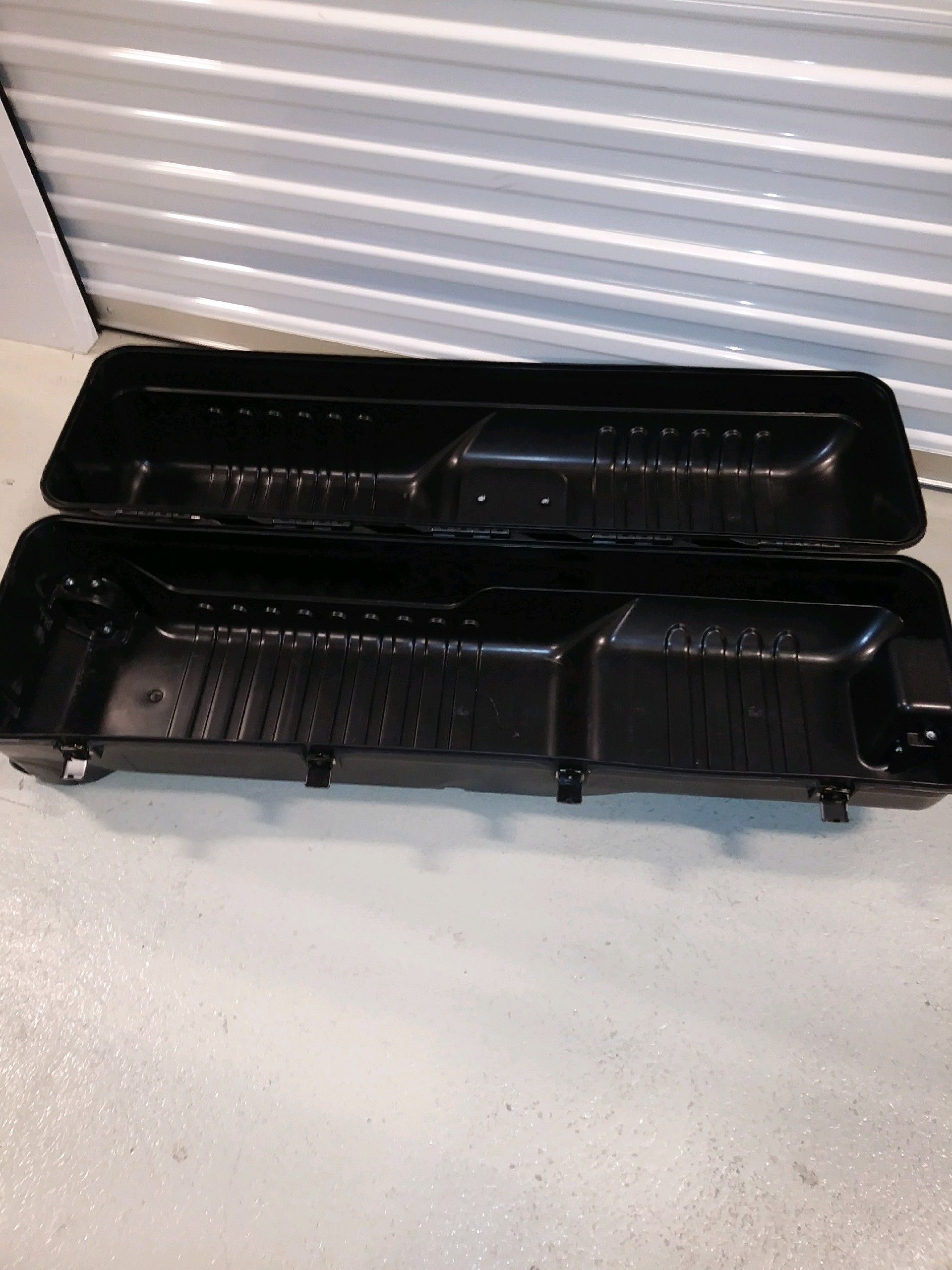 Hard cover w wheels. Golf