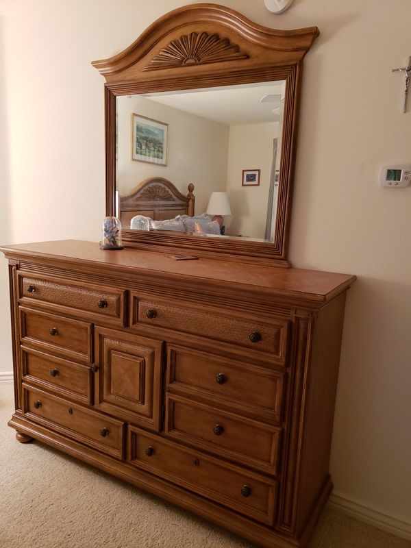 Pending Broyhill Queen Bed Frame And Dresser With Mirror Broyhill Queen Bed Frame And Dresser With Mirror Nightstands Dead Not Included Available Tuesday Between 10 A M 4 P Only