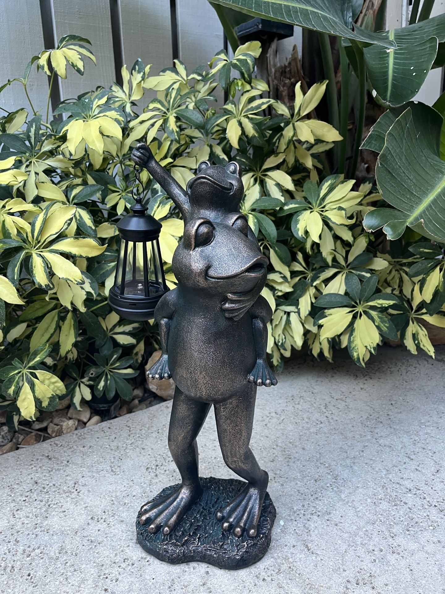STATUE FROG GARDEN LANTERN LIGHT