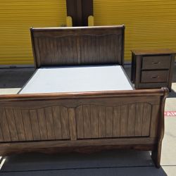 Bed frame Queen y mesita de noche pura madera con box spring exelentes condiciones 