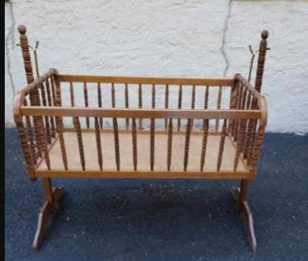 Vintage Wooden Spindle Baby Cradle Crib Rocker Glider Bassinet Portable Crib.


