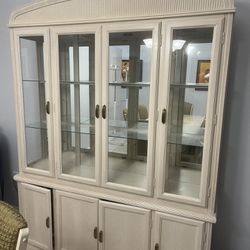 China Cabinet / Armoire 