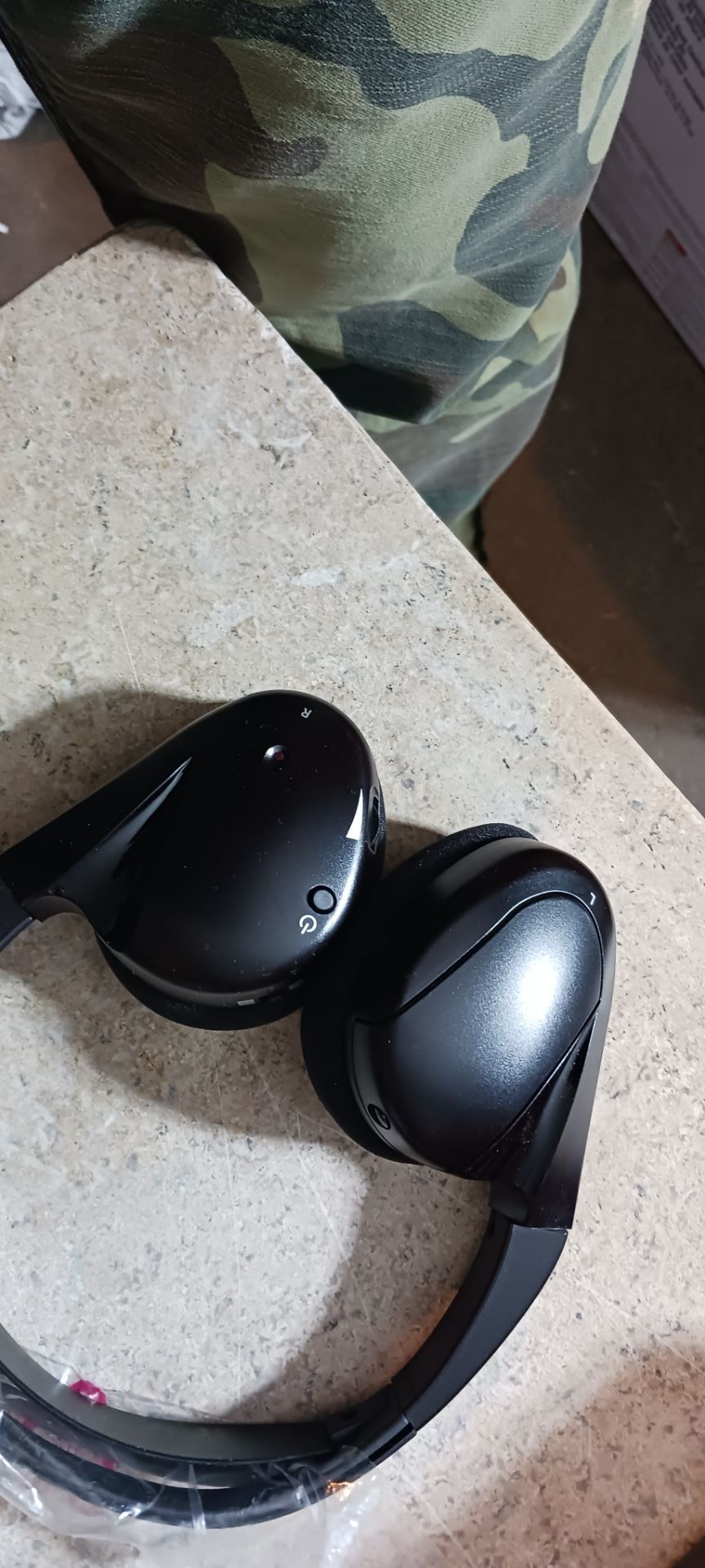 GM rear DVD wireless head phones
