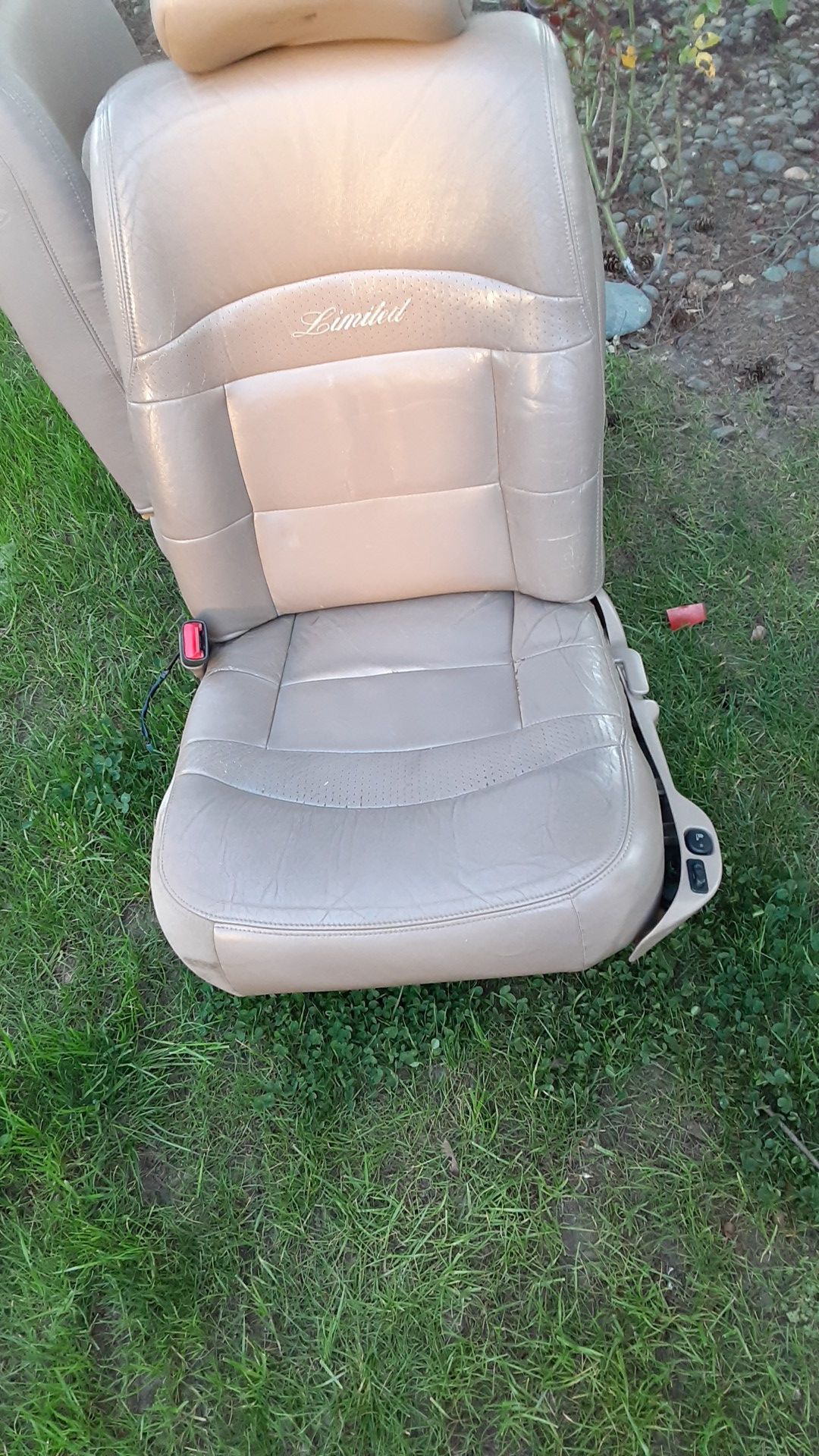Front leather seats from 2000 ford explorer
