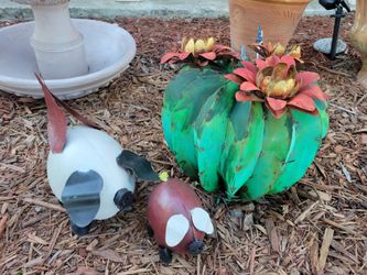 Metal Yard art. Cactus and piggies