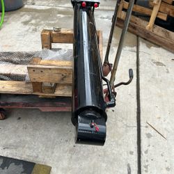 NEW. HYDRAULIC CYLINDER. 