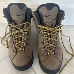 Men Nike hiking boots. Like new. Size 8. Pick Up only Blue Diamond and Rainbow.