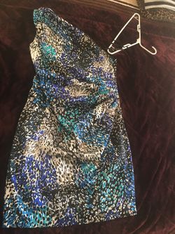 Bonito vestido diferentes tonos de azul. Talla 10