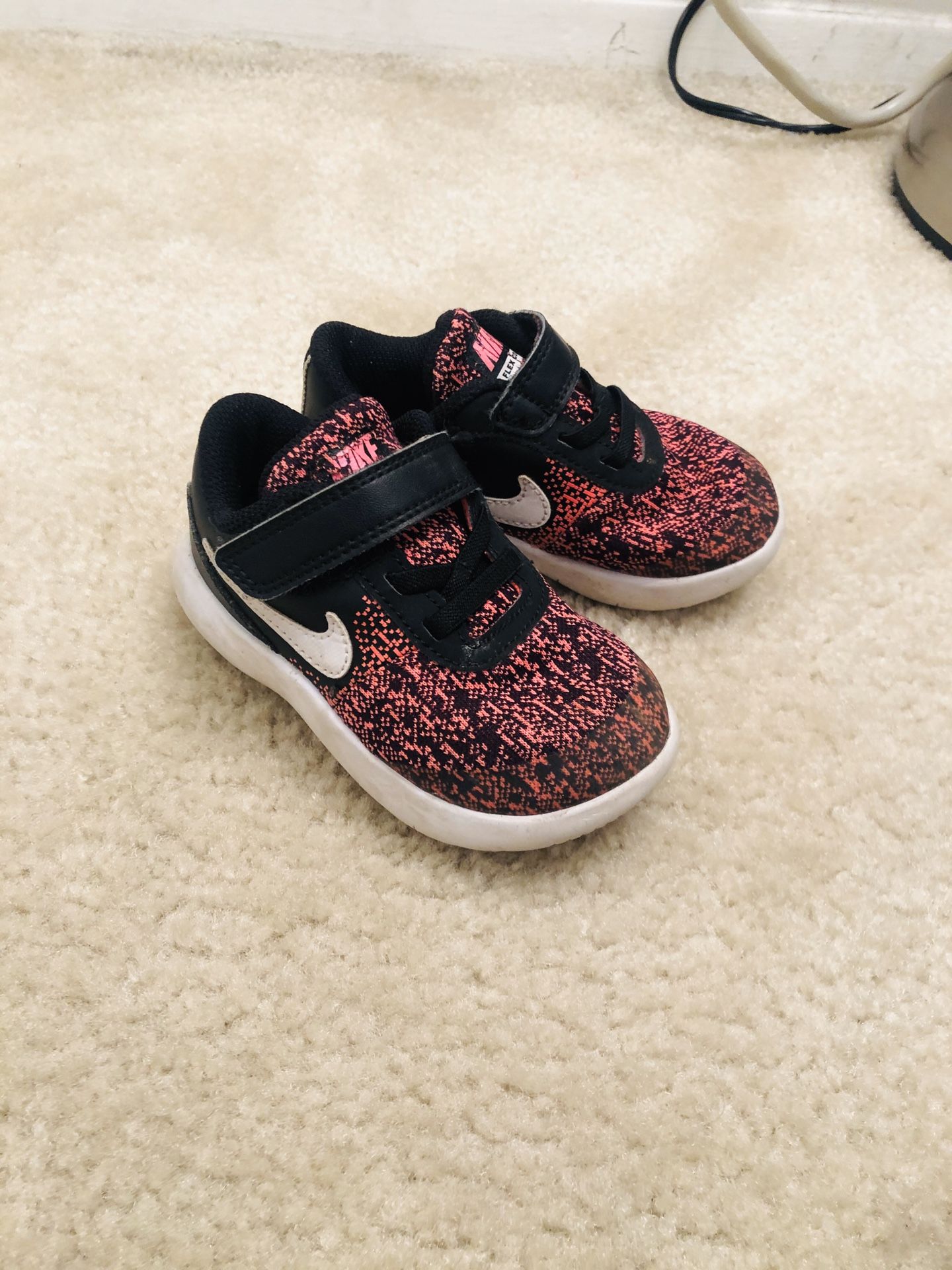 Sneaker nike for toddler girl size 7C