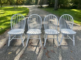 Set of 4 White Windsor spindle back Dining Chairs