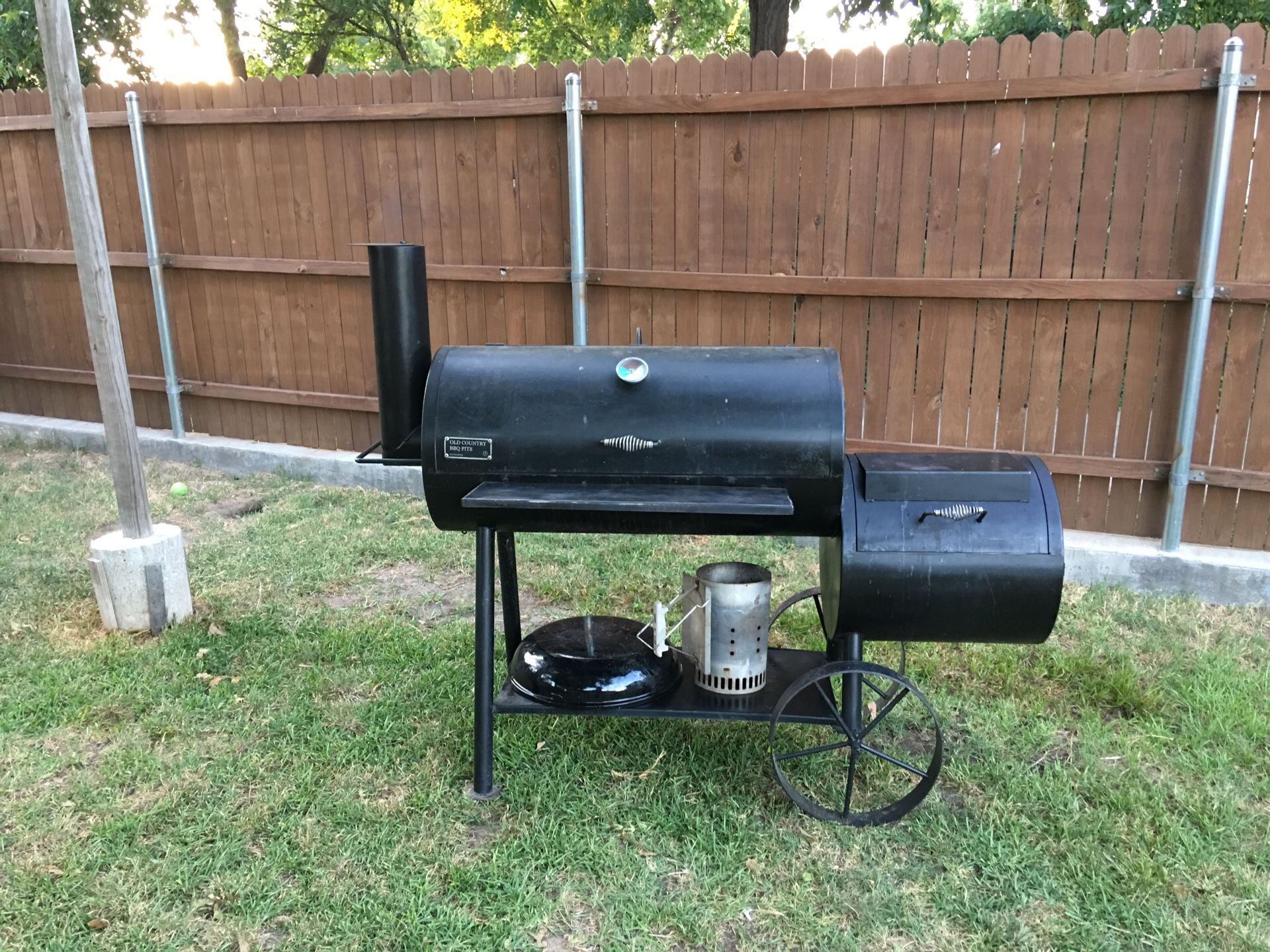 BBQ Smoker Grill . brand: Old Country BBQ Pits