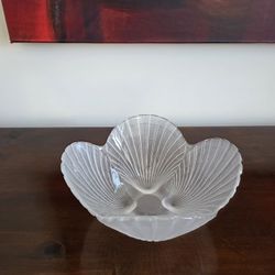 Hoya- Frosted glass scalloped shell-shaped serving bowl by Hoya