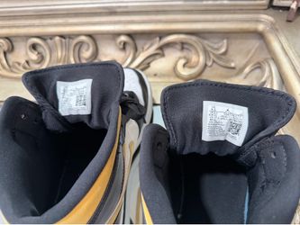 Air Jordan 1 Mid 'Black University gold
