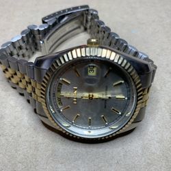 the wristwatch works well in good condition new batteries